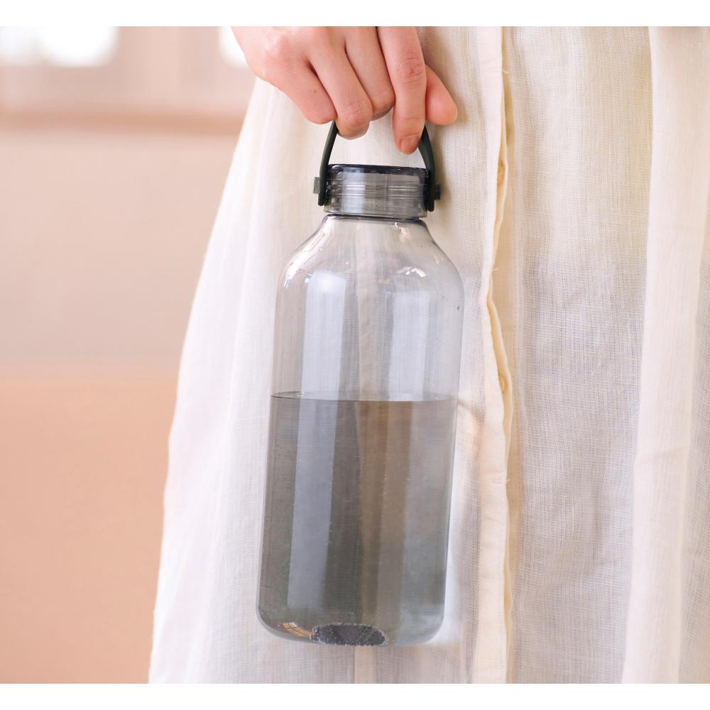 ハンドル付きドリンクボトル１１００ｍｌ１本のハンドルを手で持った時のイメージ