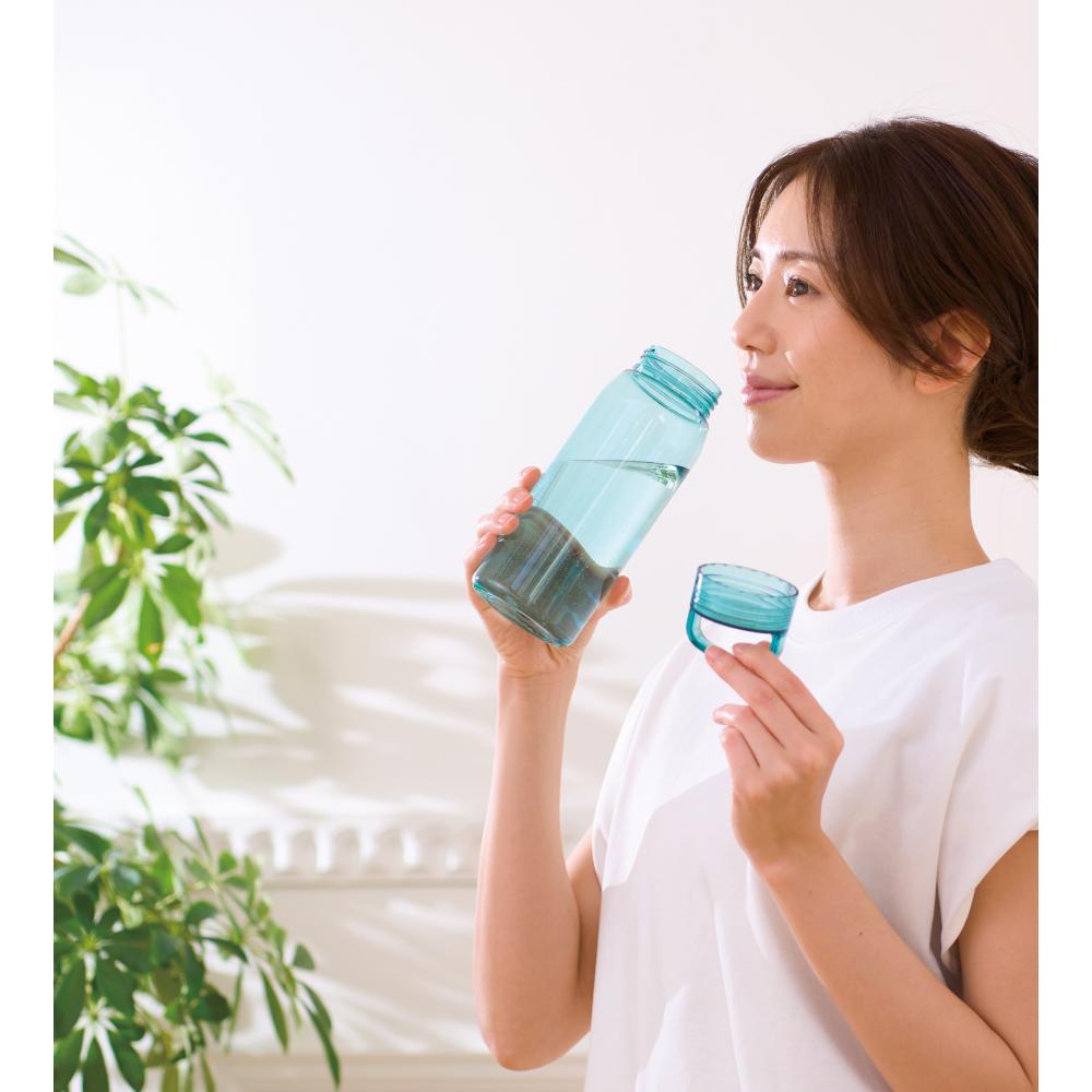 トライタン　クリアボトル６５０ｍｌ１本で飲んでいるイメージ