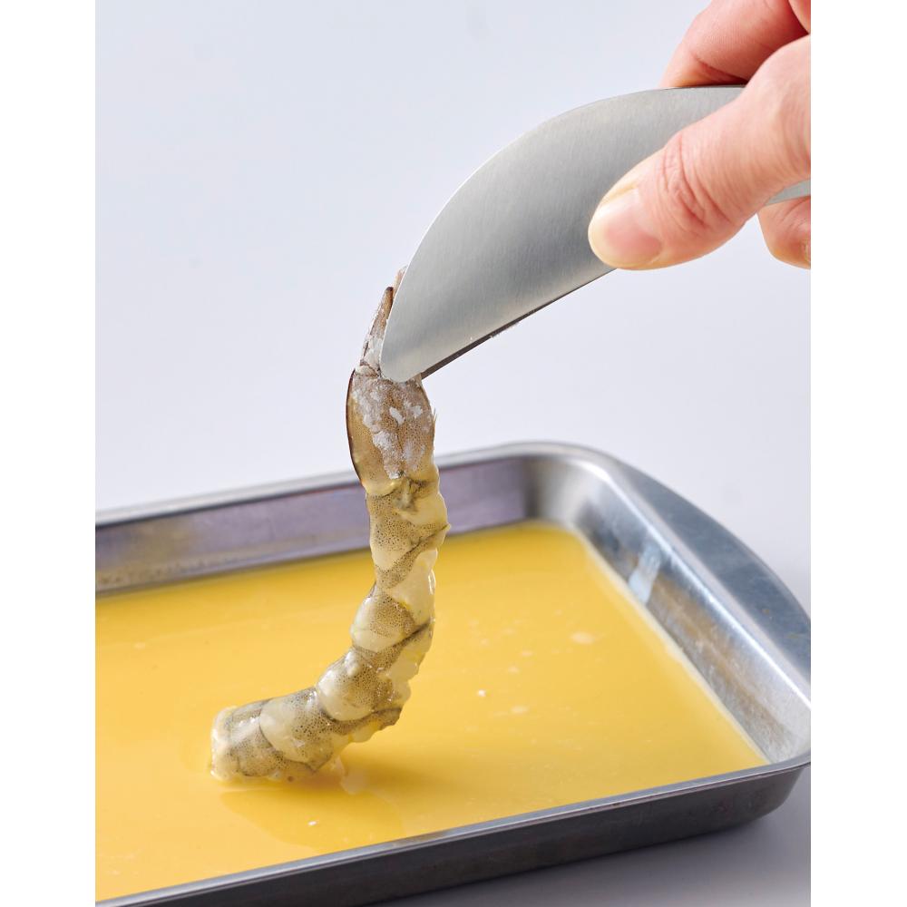 手がよごれない　さわらずトングで卵液にえびをつけているイメージ