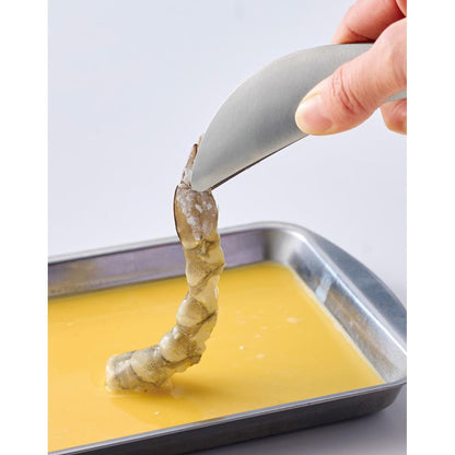 手がよごれない　さわらずトングで卵液にえびをつけているイメージ