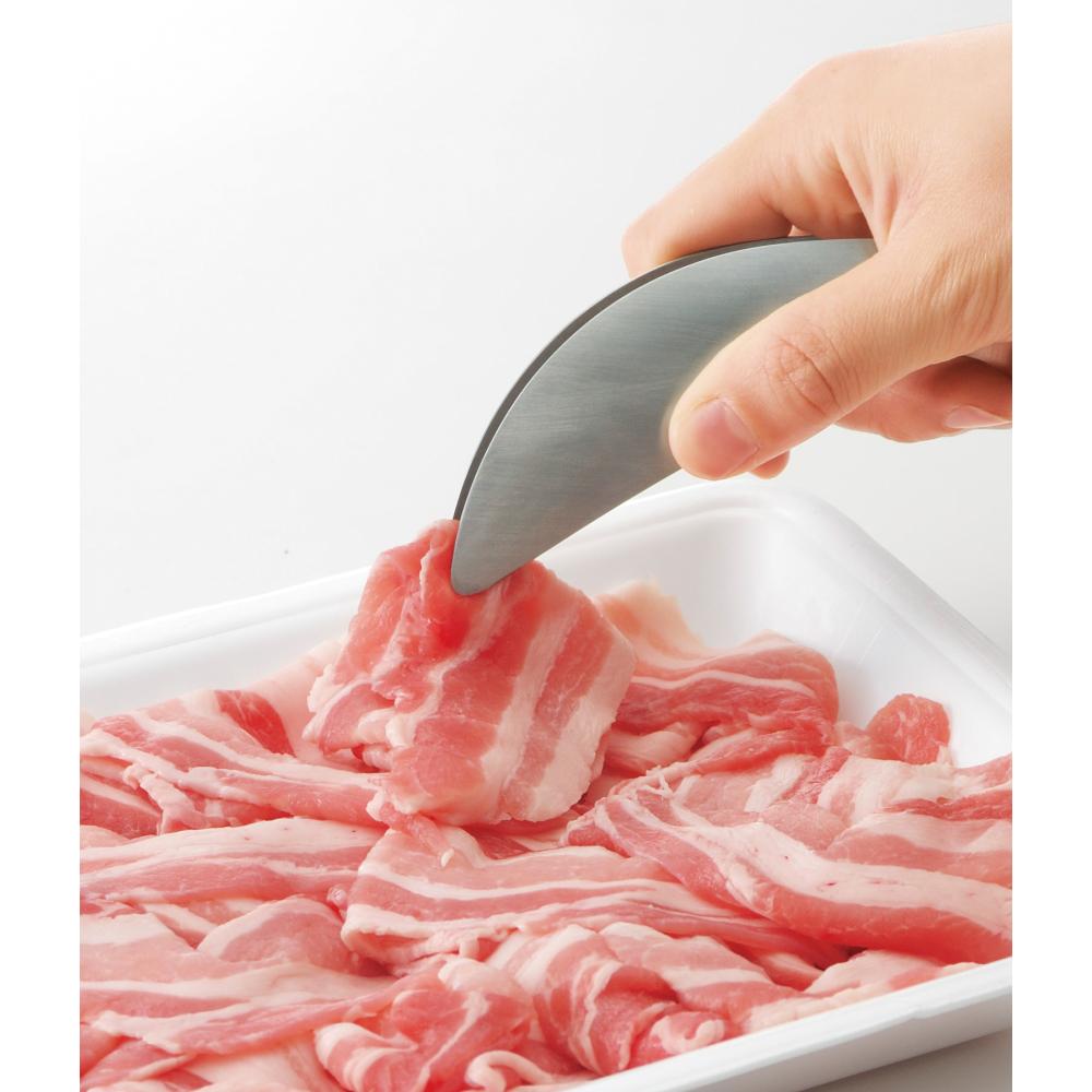 手がよごれない　さわらずトングでお肉を掴んでいるイメージ