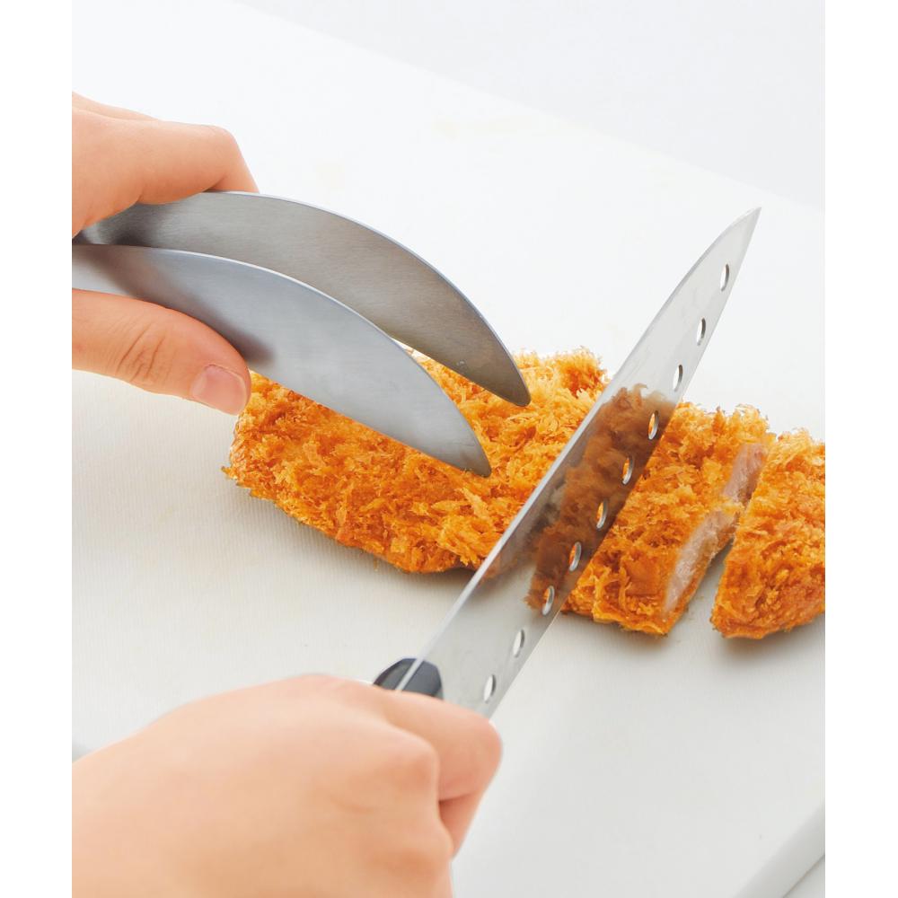 手がよごれない　さわらずトングでカツを押さえて包丁で切るイメージ