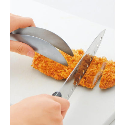 手がよごれない　さわらずトングでカツを押さえて包丁で切るイメージ