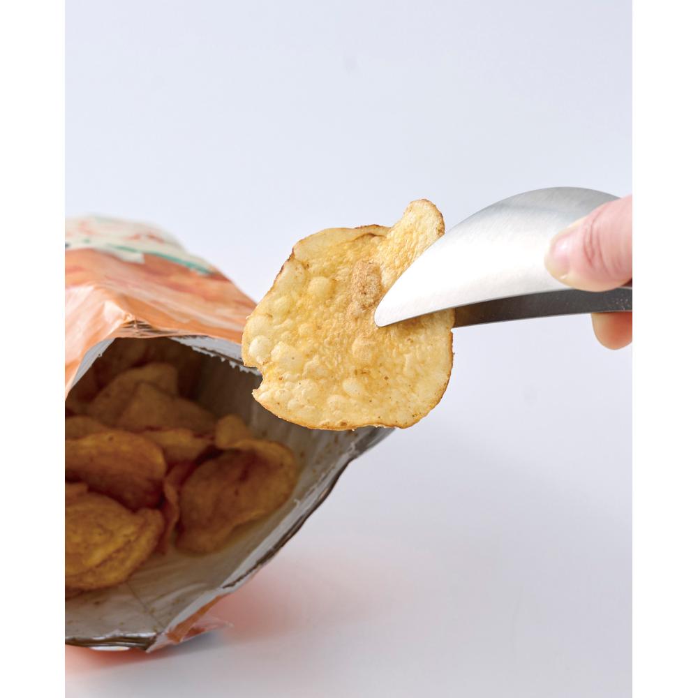 手がよごれない　さわらずトングでポテチを掴むイメージ