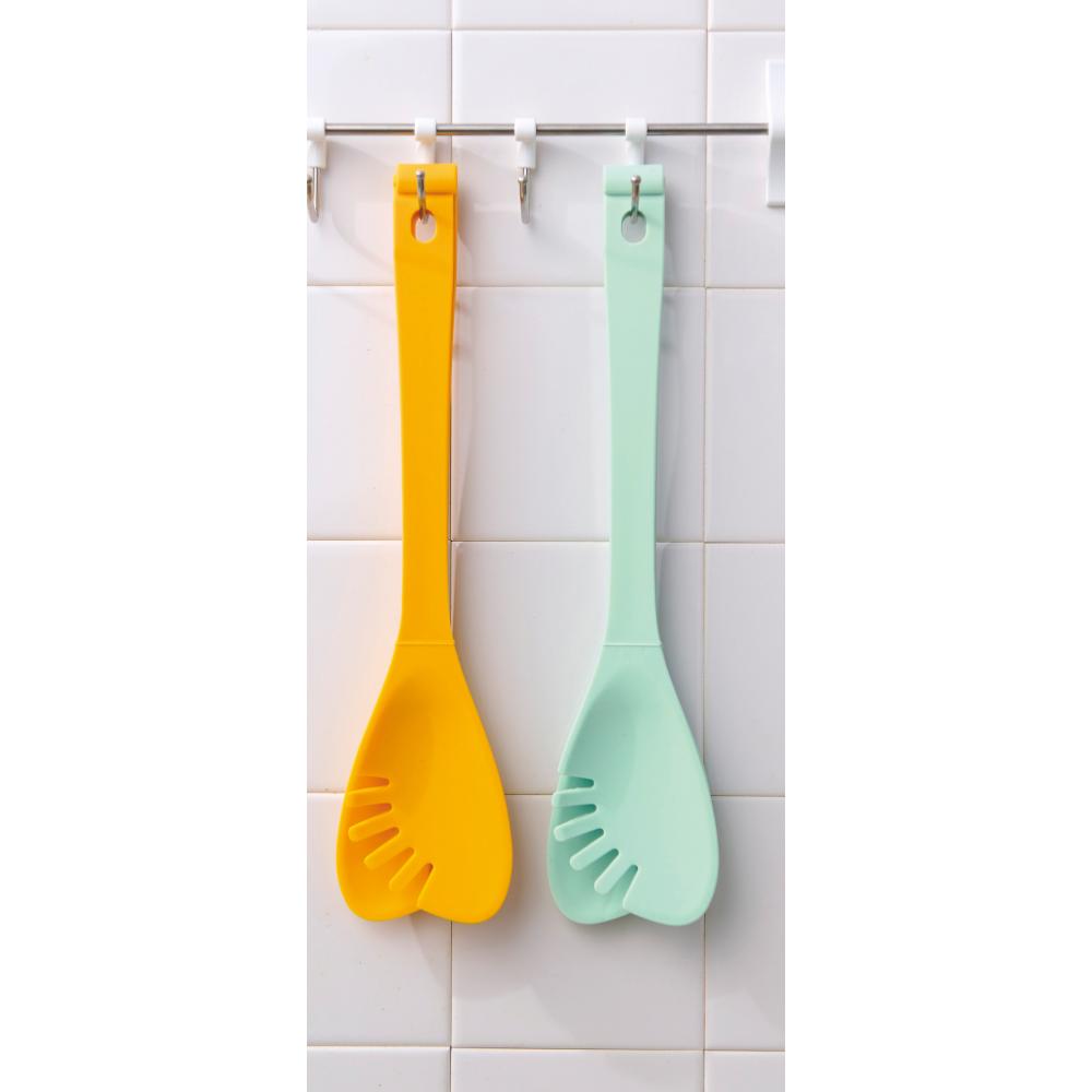 ＩＲＯＣＡ　４ｉｎ１マルチトング　１個を壁に掛けているイメージ