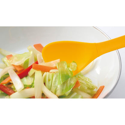 ＩＲＯＣＡ　４ｉｎ１マルチトング　１個で野菜を和えているイメージ