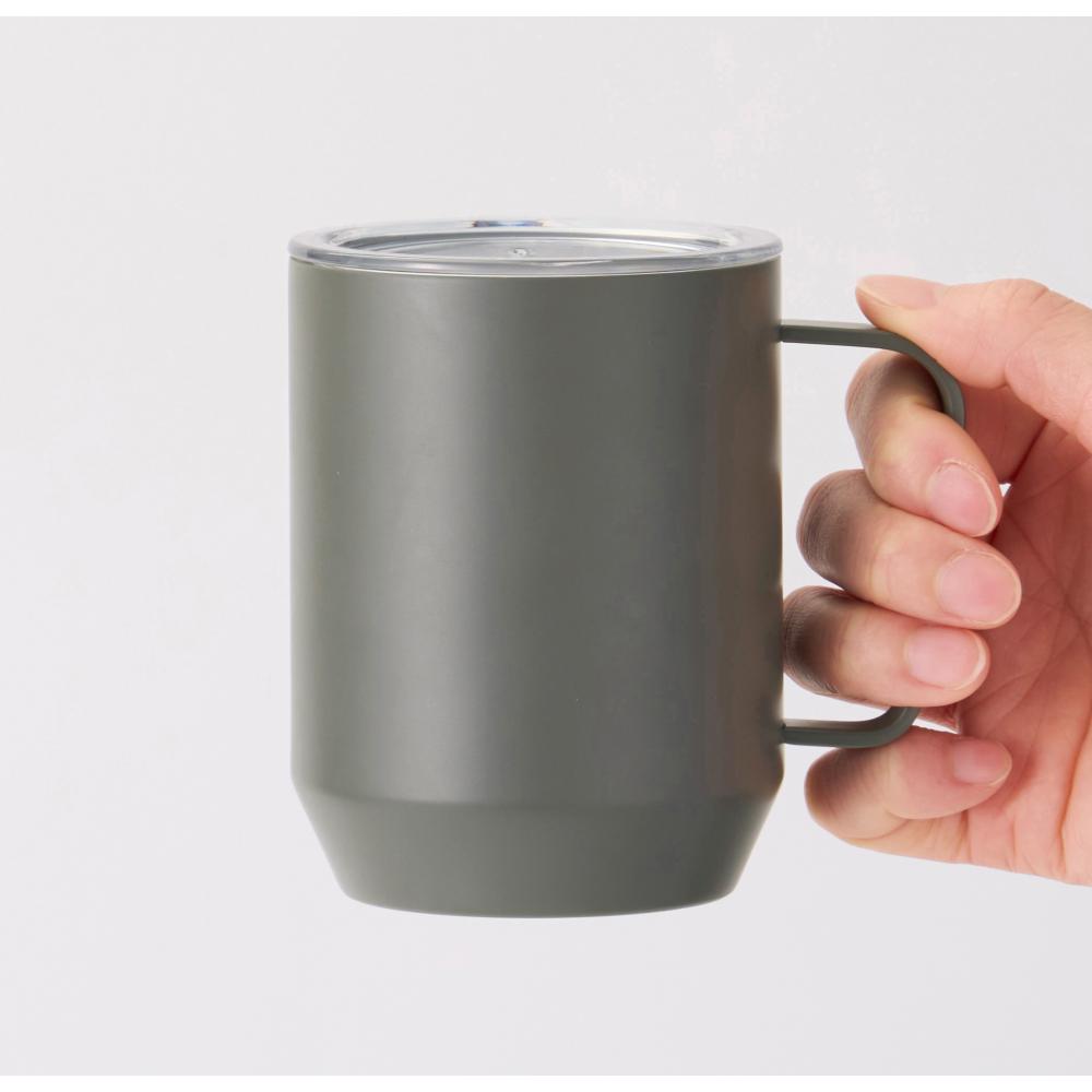 蓋付き真空ステンレスマグカップ４００ｍｌ　手に持った時のイメージ　グレー