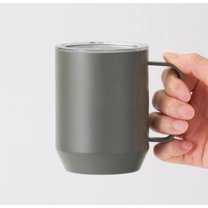 蓋付き真空ステンレスマグカップ４００ｍｌ　手に持った時のイメージ　グレー
