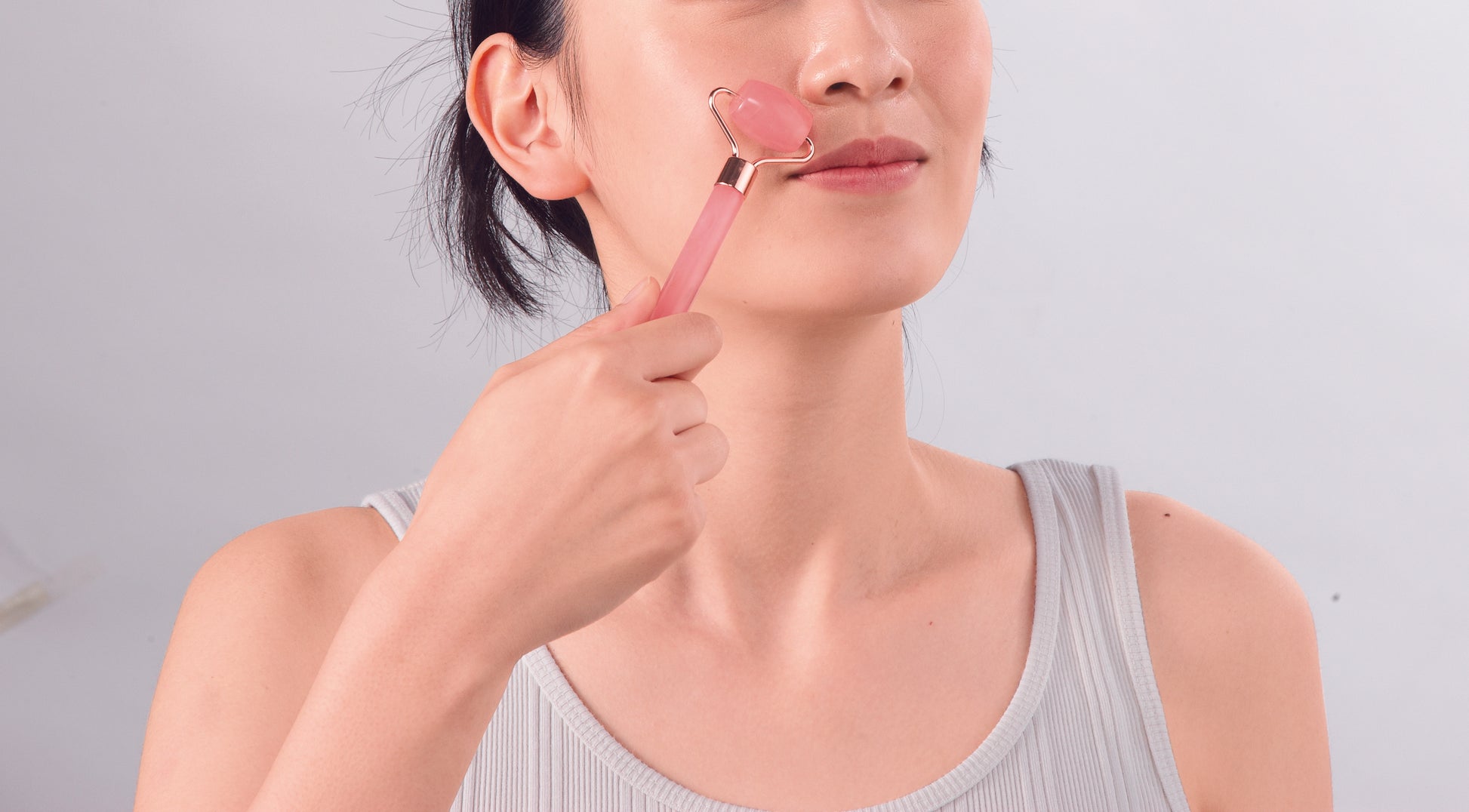 ジュエルカラー・2WAYビューティローラー　使用イメージ　ほうれい線