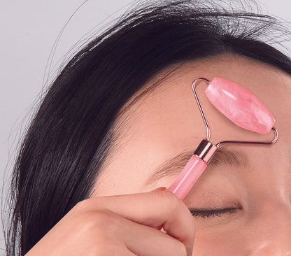 ジュエルカラー・2WAYビューティローラー　使用イメージ　おでこ