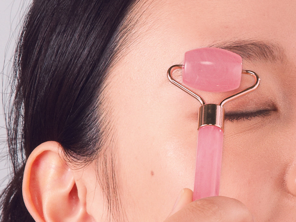 ジュエルカラー・2WAYビューティローラー　使用イメージ　瞼