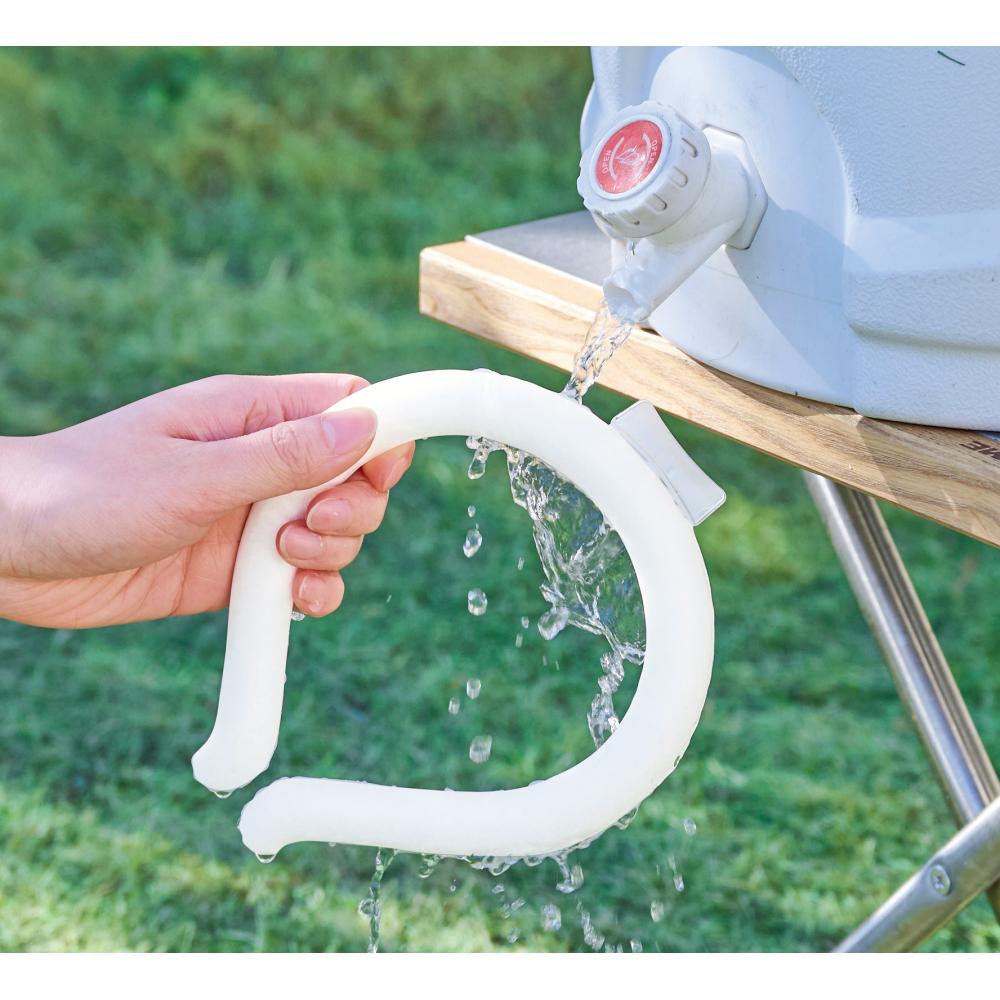 スリムクールネックリング１個を屋外で水で冷やすイメージ