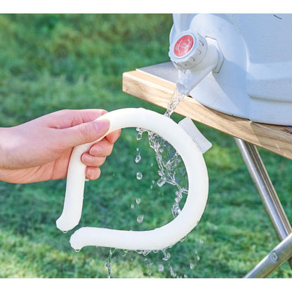 スリムクールネックリング１個を屋外で水で冷やすイメージ