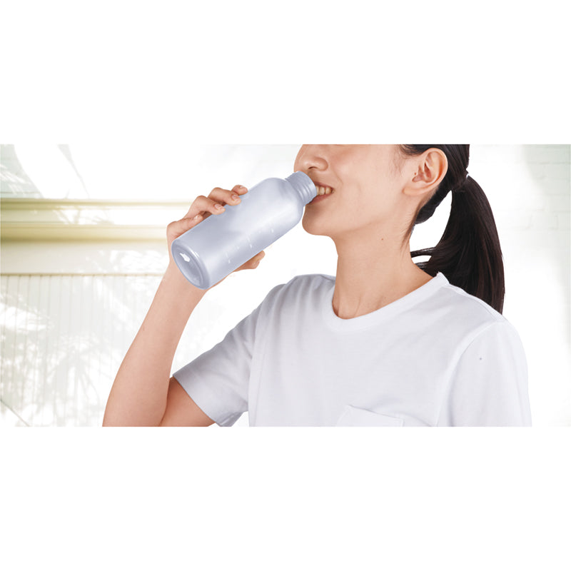 メモリ付きフロスティボトル350ml（ストラップ付き）を使用し飲み物を飲もうとしている画像