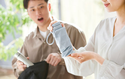 たためるスピナーシリコンボトルをたたんでいるイメージ