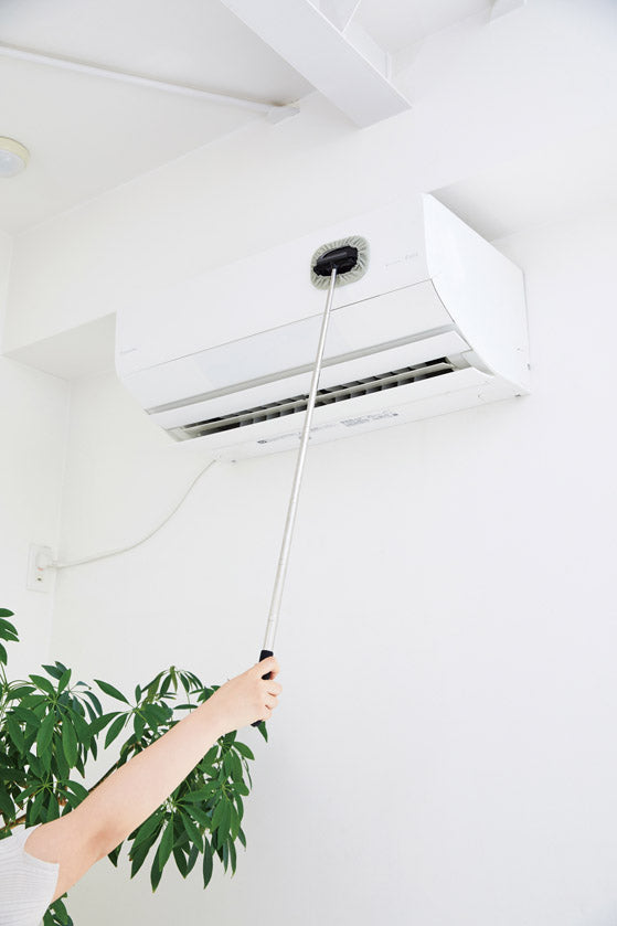 カーニモ 180度回転！伸縮モップをエアコンで使用しているイメージ