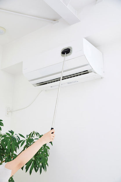 カーニモ 180度回転！伸縮モップをエアコンで使用しているイメージ