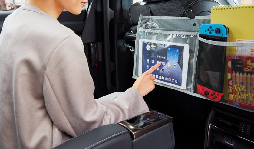 カーニモ バッグになる収納ロングポケット　収納ポケットに入れたタブレットもそのまま操作できます