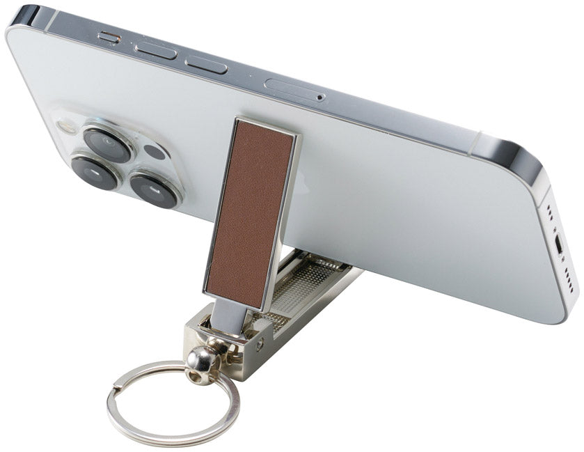 バッグハンガーになるスマホスタンド　スマホを置いたイメージ　ブラウン