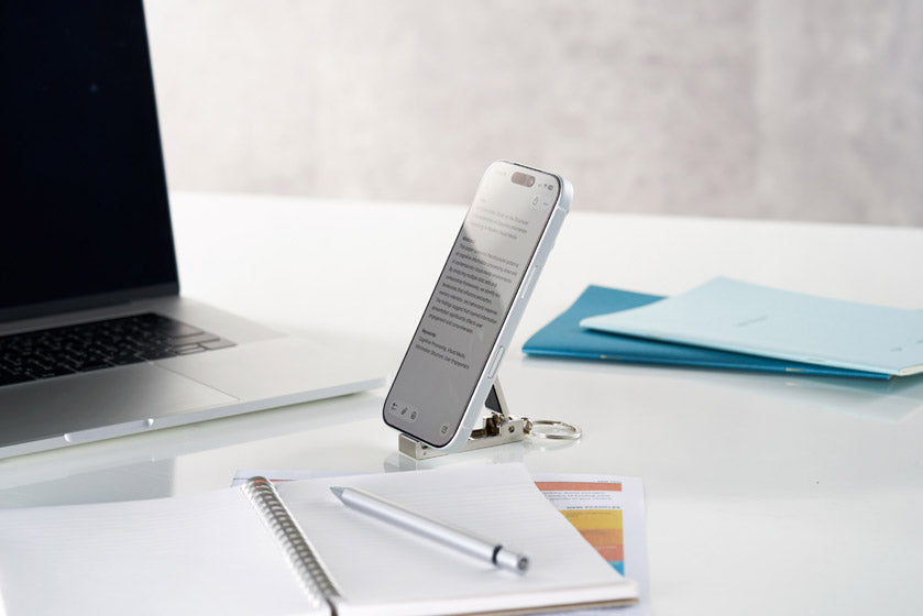 バッグハンガーになるスマホスタンドをテーブルで使用しているイメージ