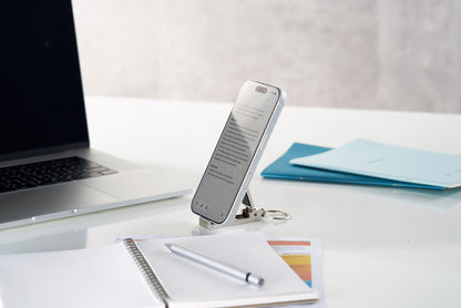 バッグハンガーになるスマホスタンドをテーブルで使用しているイメージ