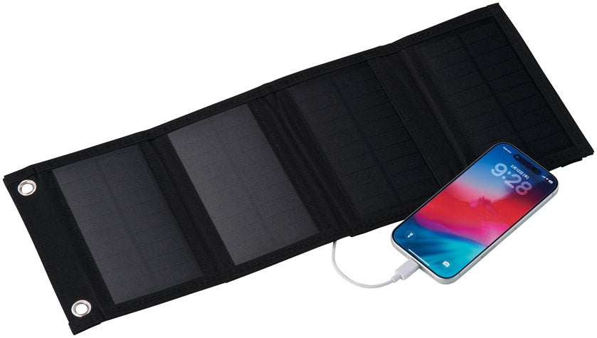 ガジェットポケット付 携帯ソーラーパネルで携帯を充電しているイメージ