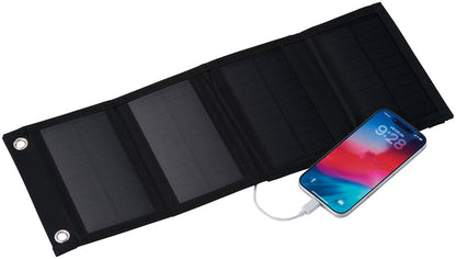 ガジェットポケット付 携帯ソーラーパネルで携帯を充電しているイメージ