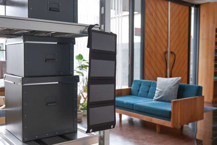 ガジェットポケット付 携帯ソーラーパネルのベルトをつかってぶら下げているイメージ