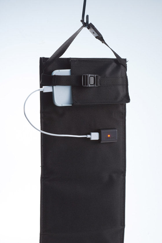 ガジェットポケット付 携帯ソーラーパネルはスマホを収納して充電できます