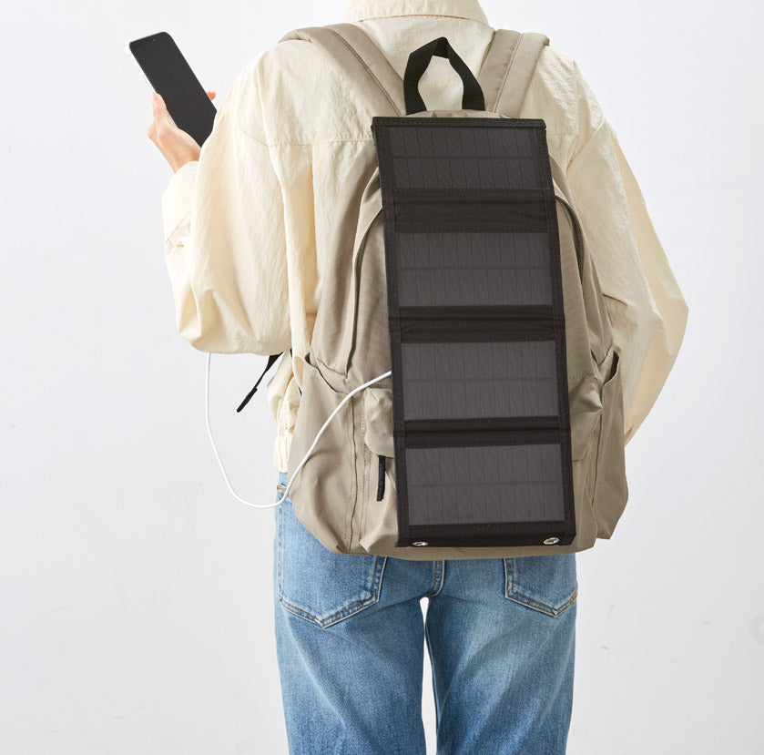 ガジェットポケット付 携帯ソーラーパネルで移動しながら充電しているイメージ