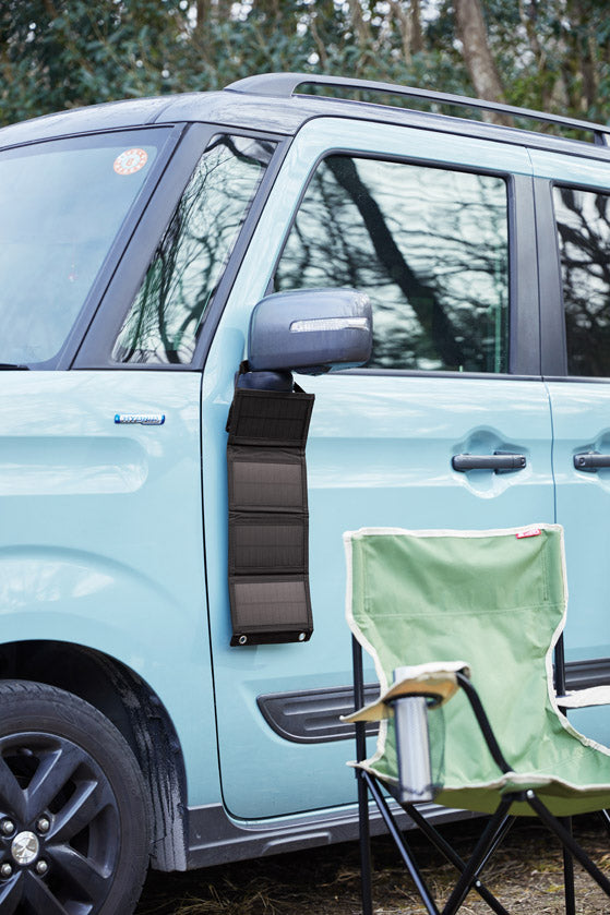 ガジェットポケット付 携帯ソーラーパネルを車のミラーに掛けて充電するイメージ