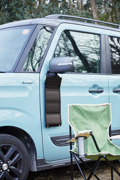 ガジェットポケット付 携帯ソーラーパネルを車のミラーに掛けて充電するイメージ