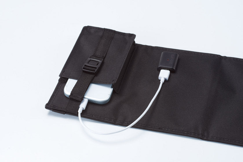 ガジェットポケット付 携帯ソーラーパネルのポケットに入れて携帯を充電するイメージ　アップ