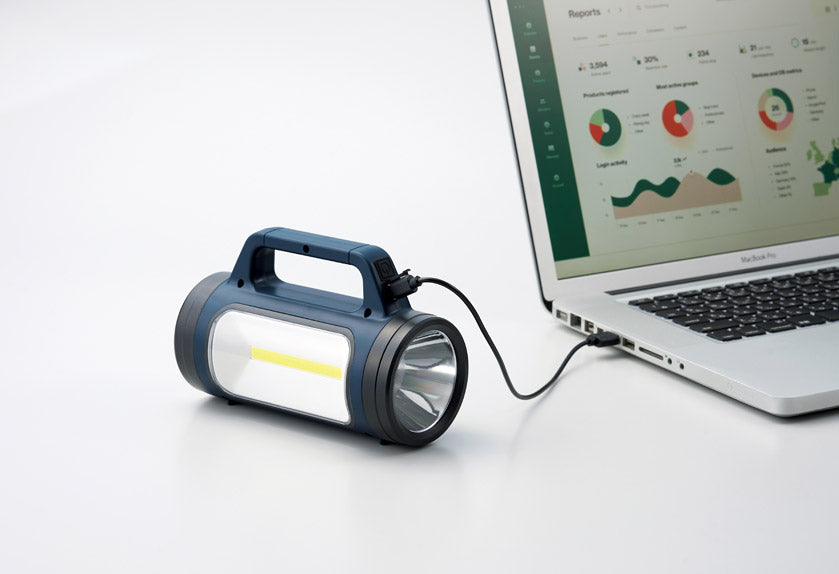 モシモニソナエル ソーラー充電多機能ライトをパソコンで充電しているイメージ
