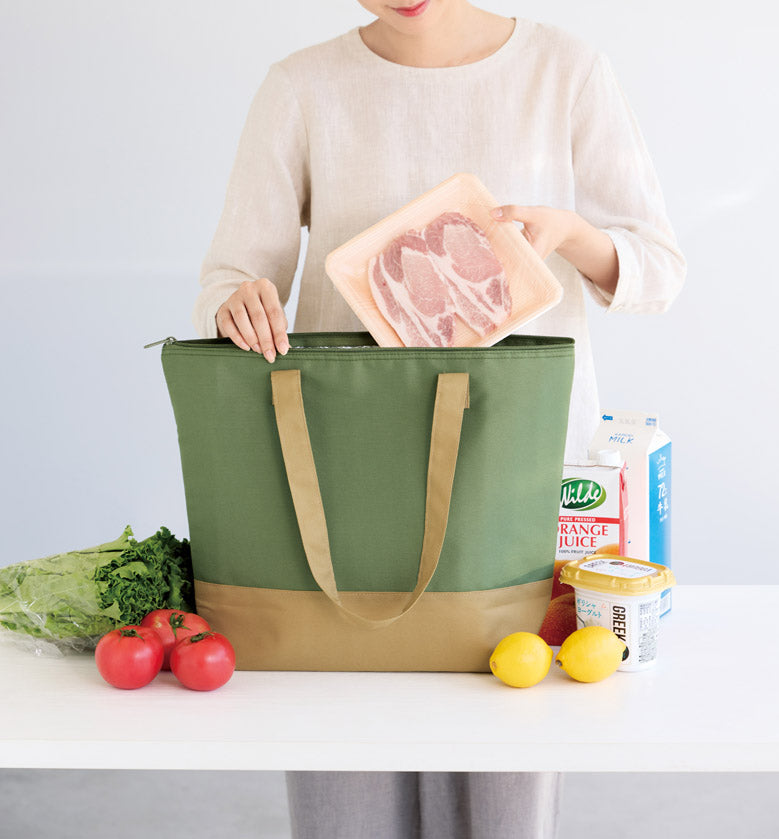 再生PET保冷温ビッグトートバッグにお肉や野菜などを入れている写真