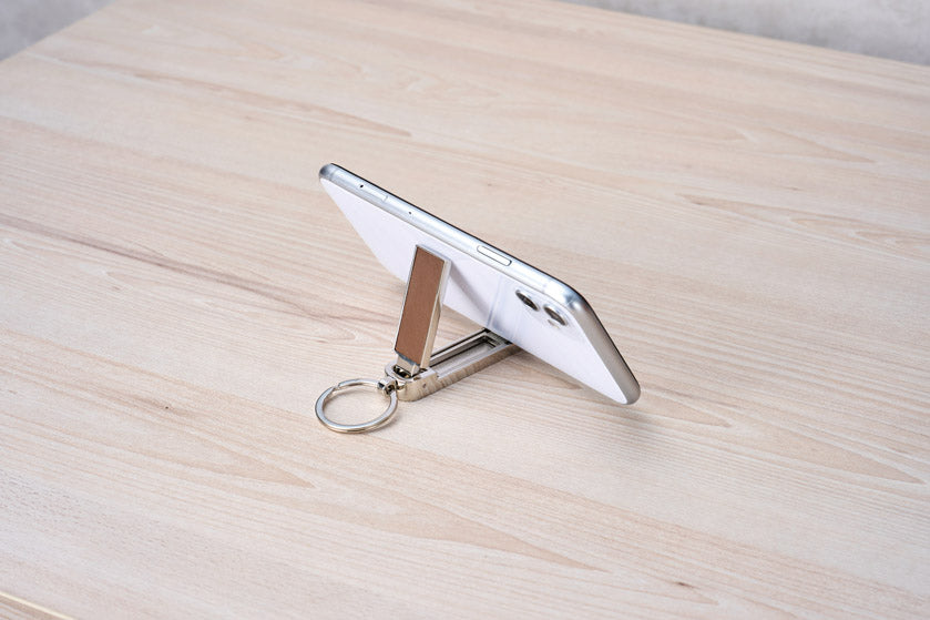 バッグハンガーに変身！スマホスタンド