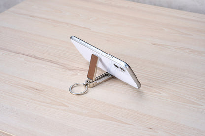 バッグハンガーに変身！スマホスタンド