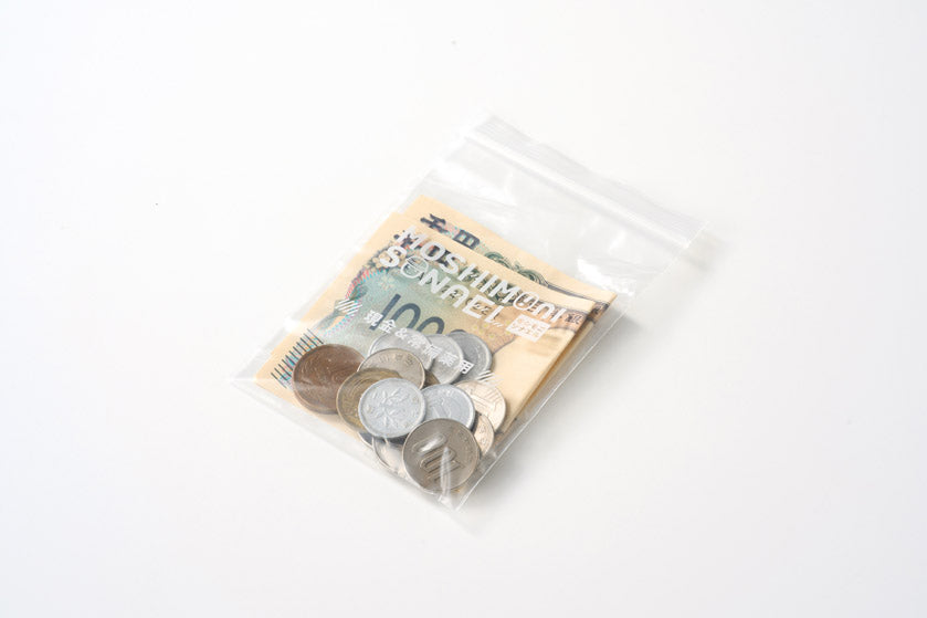 モシモニソナエル　 防災ボトル13点セット　貴重品袋にお金を入れている写真