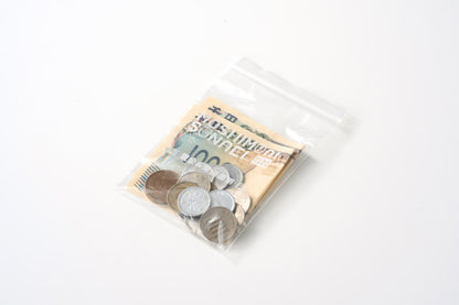 モシモニソナエル　 防災ボトル13点セット　貴重品袋にお金を入れている写真