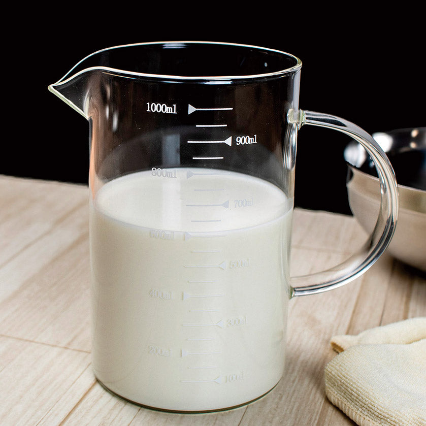計量目盛付き耐熱ガラスピッチャー1000mlに牛乳を入れた写真