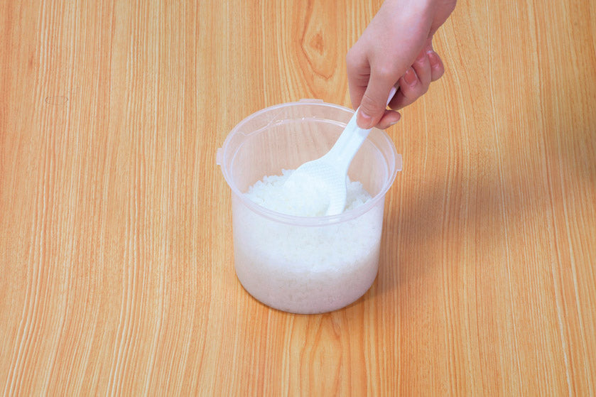 レンジで作るご飯鍋1合用　しゃもじ付きでご飯をまぜている写真