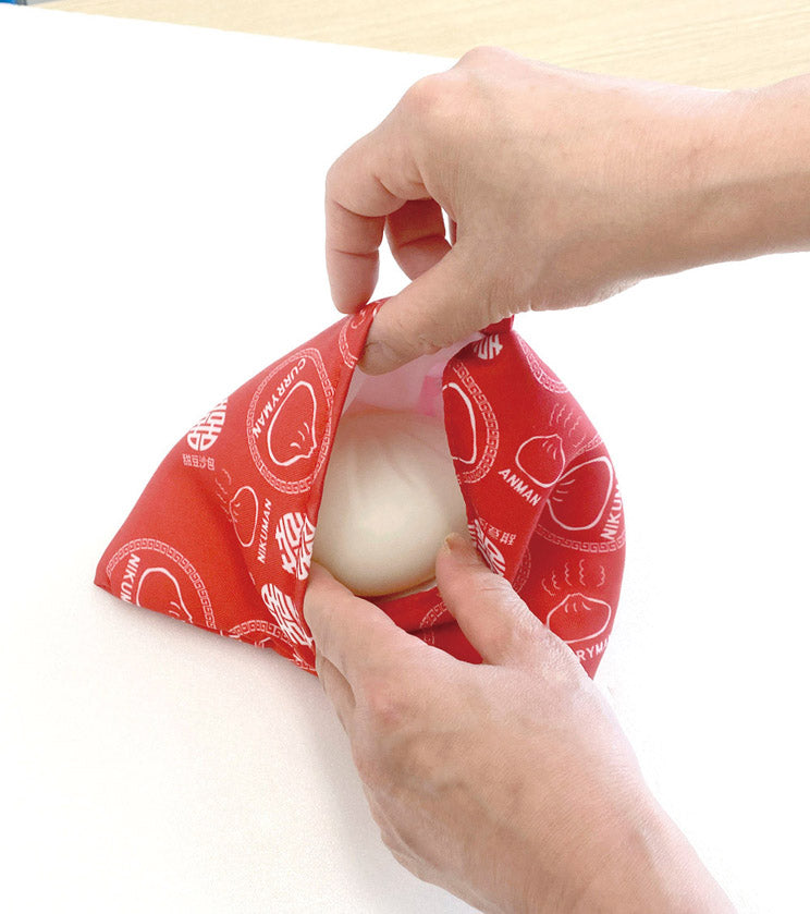 電子レンジ調理　ふっくら肉まんバッグに肉まんを入れている写真
