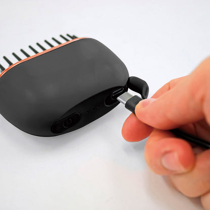 USB充電式　ヒートヘアブラシミニにUSBを挿すイメージ