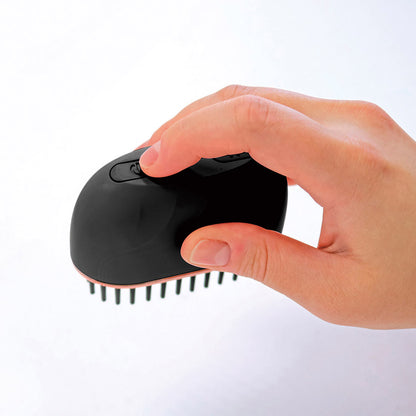 USB充電式　ヒートヘアブラシミニの電源を押している写真