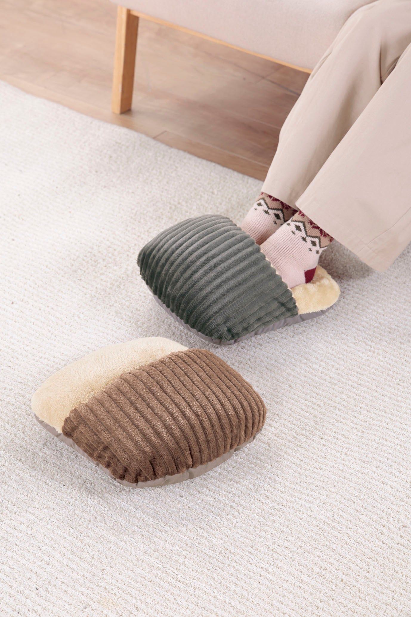 クラ／あったかフットウォーマー  使用イメージ