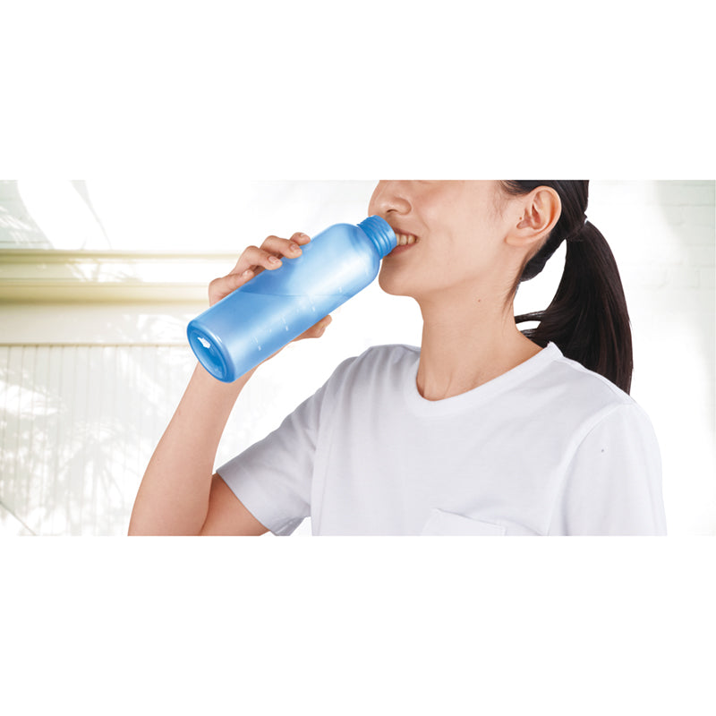 メモリ付きフロスティボトル550ml（ストラップ付き）を使用し飲み物をの飲む画像