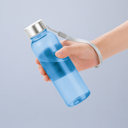 メモリ付きフロスティボトル550ml（ストラップ付き）を手に持った画像