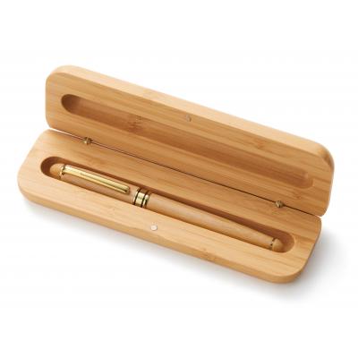 竹製ボールペン　＃ＣＯ２排出権付のケースに入れ開いたイメージ