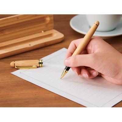 竹製ボールペン　＃ＣＯ２排出権付のボールペンを持ったイメージ