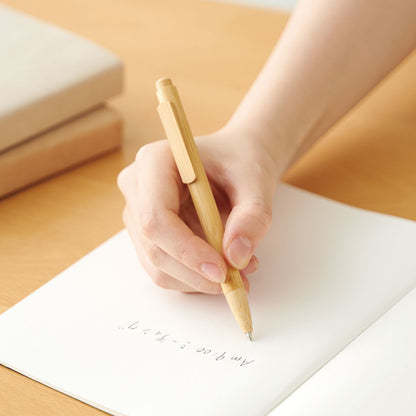 バンブーボールペンで書いてるイメージ